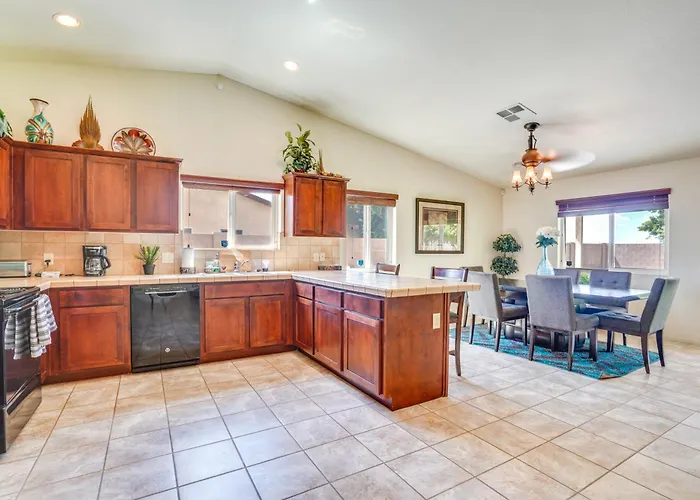 Family W/ Covered Patio + Grill! *